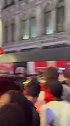 阿根廷球迷伦敦街头被围殴 英格兰球迷：Fxxk Messi