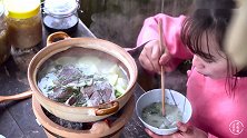 冬天到了，炖一锅羊肉汤，汤鲜味美无膻味，喝上一碗全身都暖和
