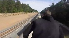 男子在疾驰的火车顶上飞奔，拿生命开玩笑