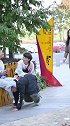 看胖大叔摔了一跤，莫名的喜感，正想取笑时，下一秒吃了一嘴狗粮