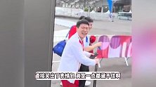 国乒天团在奥运村成显眼包，马龙变5A级打卡点，樊振东梁靖崑笑出表情包