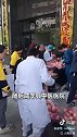 小城大爱，真暖！陕西男子来湖北咸丰卖东西苹果，途中突发急性脑梗塞。得知8000斤苹果急需处理，医院和市民暖心接力，19小时全部卖完