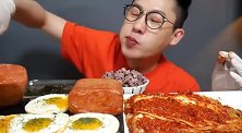 韩国眼镜哥吃一整块午餐肉，三个荷包蛋，一碗米饭，一堆泡菜！