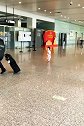 遇到空姐空少，不好意思正大光明的拍，于是我对宝宝说上