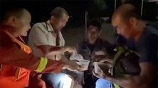 河南郑州：4名大叔被困积水1天没吃饭，消防员递上自己饺子