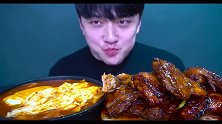韩国巨口小哥吃BHC烤鸡腿、辣奶酪年糕汤，使劲咬！