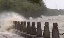 上海青浦：淀山湖水位高涨，湖面风力9级以上