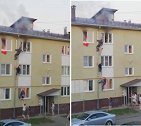 俄罗斯：居民爬上排水管组成人链，将着火公寓里的小孩运下楼