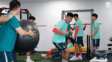 国足训练直击：继续上海集训 张玉宁毛伟杰接受采访