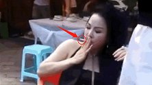 “重庆保时捷”女车主买菜，站姿霸气，抽烟姿势非常娴熟！