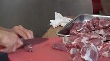 钱贝真的有一个铁胃，看到美食街眼都直了，从街头吃到巷尾不过瘾