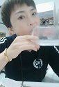 大妈吃冰的样子好生猛，一口咬下去就碎了，吃的好爽脆！
