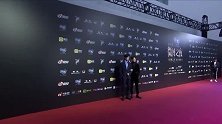 井柏然王嘉尔手拉手走红毯年糕组合要出道