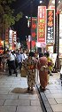 在日本的街头上，不只是看到了和服姑娘，还有辛苦的服务员！
