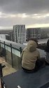 男子在球场旁高楼天台把橄榄球踢进英超赛场 警方已介入