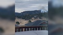 美国：科罗拉多州一小镇爆发野火，几十只麋鹿被拍到从火场逃离
