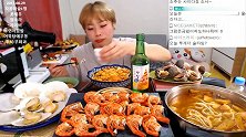 韩国妹子一边喝烧酒一边吃海鲜大餐，最后把自己喝嗨了