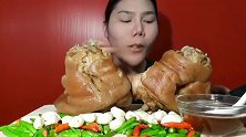 妹子吃两只大猪腿，把辣椒和大蒜当配菜，吃得毫不犹豫