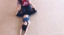 老师给小女孩拉筋压腿，这幅度也太大了，看着都觉得疼
