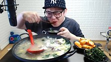 韩国帅小伙吃豆腐猪肉汤，搭配泡菜有吃有喝