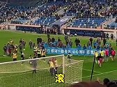 大连人降级！球迷看台大骂：谢晖，滚！滚回上海！！！