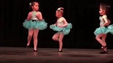 幼儿园舞蹈表演，中间女娃突然把裙子脱掉开始挠痒痒，这是闹哪样