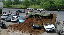 丹阳一载黄土工程车侧翻 路边多辆小车被掩埋