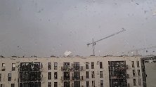 波兰一处建筑工地塔吊被强风吹倒 致两名工人死亡
