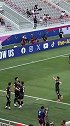 韩国国奥进球来到场边庆祝，遭球迷竖中指回应