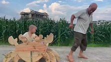 农村大哥给孩子做的代步车，从此横着走路，真的太有创意了！