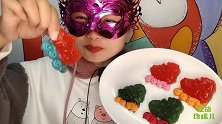 小姐姐吃”溜冰鞋橡皮糖“，巧克力做排轮，香甜厚实扯着吃