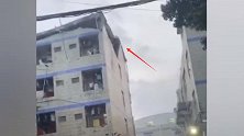 广州一宿舍楼顶发生坍塌 工作人员：危险尚未解除