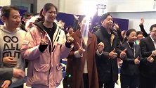 李盈莹姚迪现身天津女排庆功会 一身粉衣衬肤色+长腿抢镜
