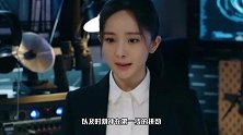 《暴风眼》安静过生日，杨幂穿灰色西装配灰内搭，别具一格