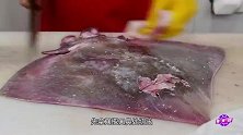 刀功师傅切黄貂鱼，先挖两个洞清干净，再切肉片，条条分明真软嫩