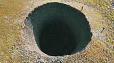 持续高温致地底甲烷迅速释放引爆炸 俄罗斯陆续现50米深巨坑