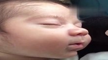 妈妈对着睡熟中的小宝宝说话，接下来宝宝的反应太可爱了！