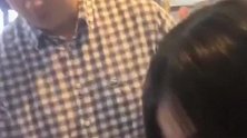 生了个中英混血女儿，每天都是妈妈的小帮手，真幸福