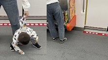 福建厦门：地铁内男孩水杯洒了，接下来的一幕网友纷纷称赞