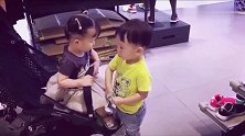 这才是两小无猜，太可爱了！