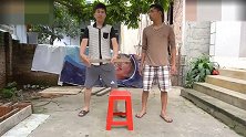 国外搞笑合集，奇葩小伙装瞎子偷手机，笑喷了