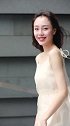 天青色等烟雨，而我在等你，美女笑容真甜