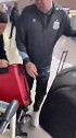 助人为乐！申花主帅斯卢茨基在机场帮旅客整理行李