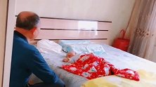 刚从月子中心回来，爷爷搬个凳子盯着孙女看了一个小时了