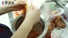 阿里木做新疆大盘鸡，土鸡肉质紧实鲜嫩，配上皮带面最正宗