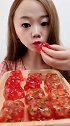 爱吃冰的小姐姐，吃石榴果冻，Q弹润滑真是太好吃了！