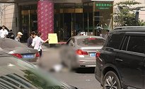 湖南女律师被撞亡肇事司机丈夫：不认识死者 妻子曾下跪道歉