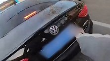 干得漂亮！北京一轿车遮挡号牌被骑手一把薅下：就看不惯遮牌的