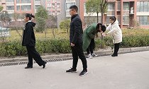 董事长儿子路边乞讨，善良女孩好心给他200块，再见面好运来了