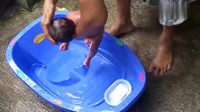 来看看外国人是如何给宝宝洗澡的，太传统了！